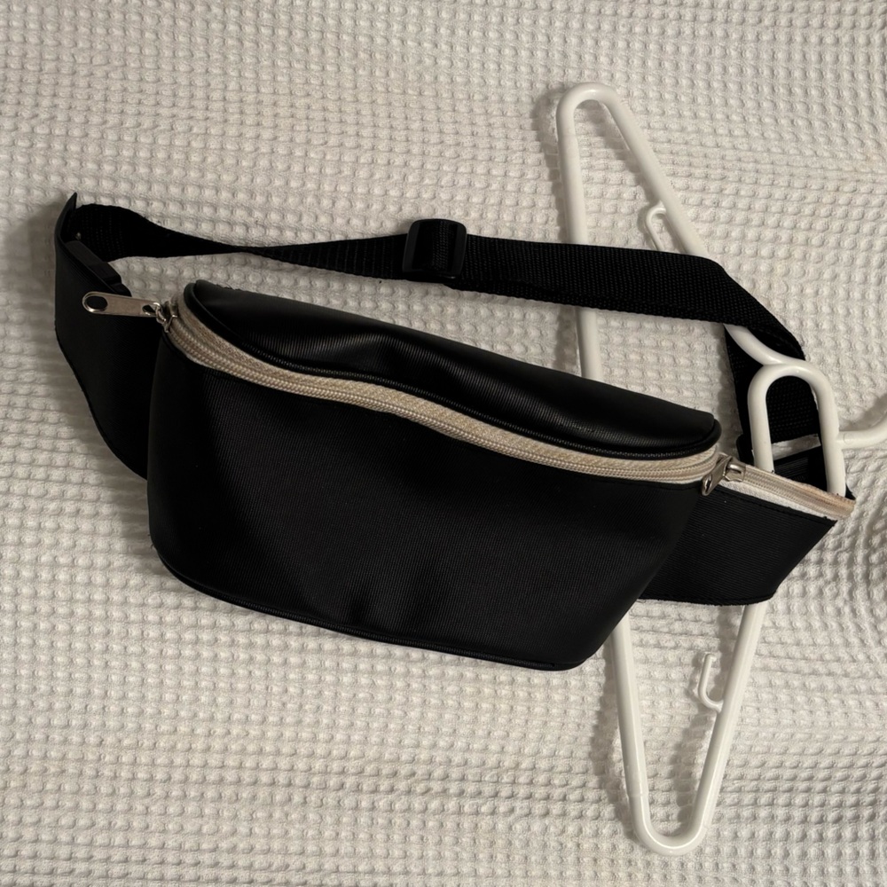 Simple black Fanny pack